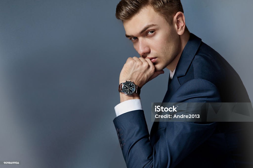 Porträt eines Mannes sitzend mit einem Anzug mit einer Uhr, Studio - Lizenzfrei Männer Stock-Foto