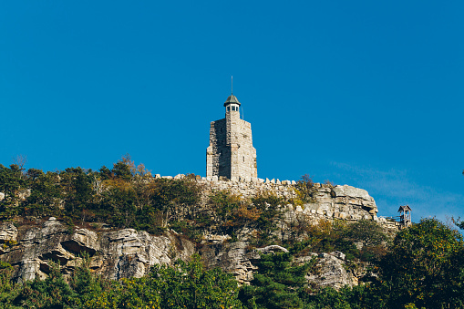 Opened in 1923 to honor Mohonk Mountain Houseâs founder, Albert K. Smiley, the structure known as the Sky Top Tower has 100 steps to climb before you reach that famous five-state view.