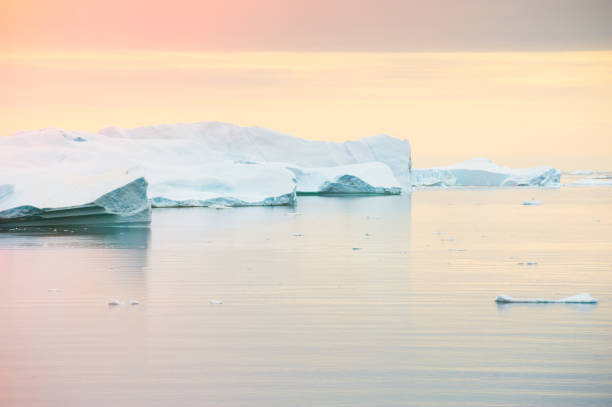 istock Big icebergs in Greenland 909875154