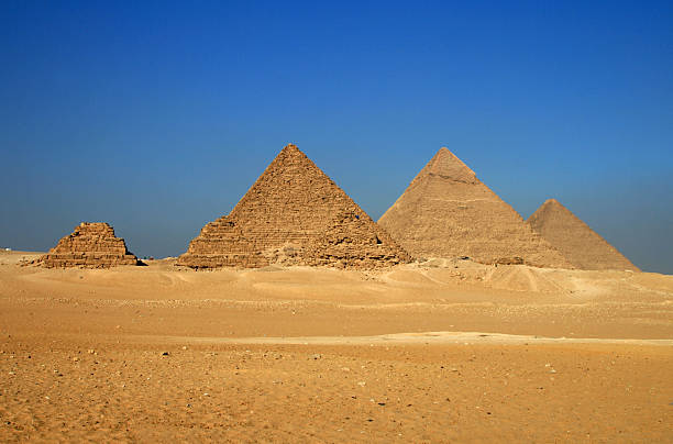piramidi di giza, cairo, egitto - giza plateau immagine foto e immagini stock