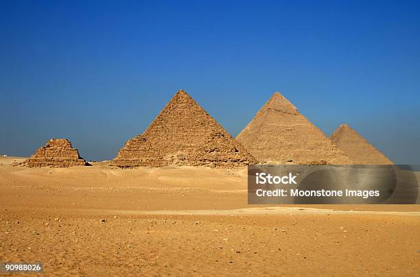 Пирамиды Гизы В Каир Египет — стоковые фотографии и другие картинки Гиза - Гиза, Пирамида, Плато