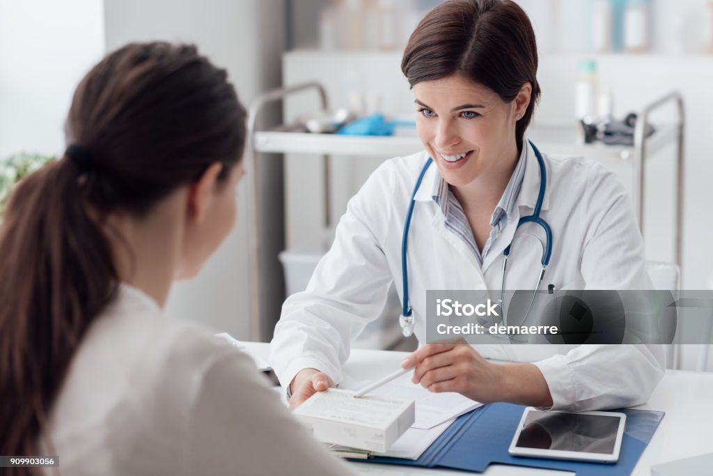Arzt geben ein verschreibungspflichtiges Medikament - Lizenzfrei Arzt Stock-Foto