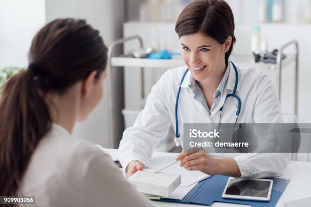 Arzt Geben Ein Verschreibungspflichtiges Medikament Stockfoto und mehr Bilder von Arzt