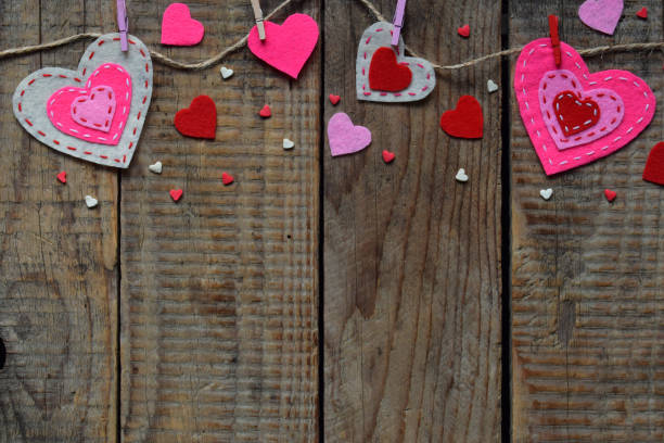 istock Valentine's Day background with handmade felt hearts, clothespins. Valentine gift making, diy hobby. Romantic, love concept. Happy lovers day greeting card mockup. Copy space. 909903550
