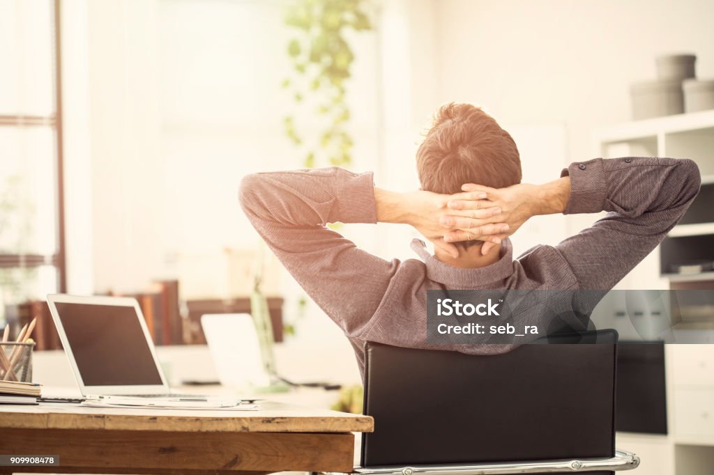Arbeiter ruht im Amt - Lizenzfrei Entspannung Stock-Foto