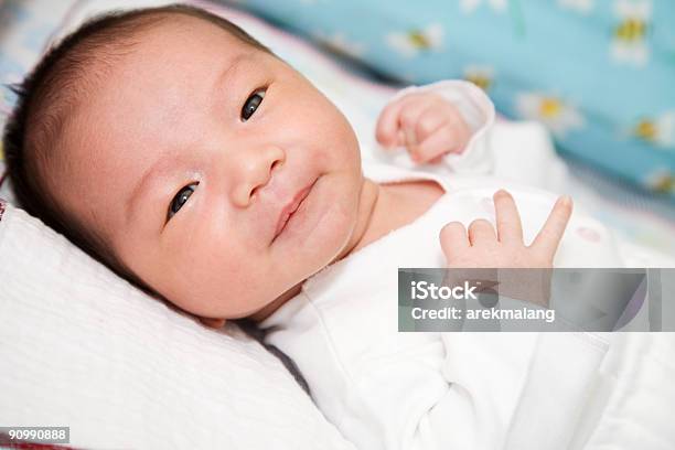 Улыбающийся Мальчикмладенец — стоковые фотографии и другие картинки Младенец - Младенец, Настороженность, Весёлый