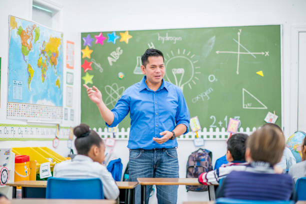 istock Male Teacher Leading The Class 909917814