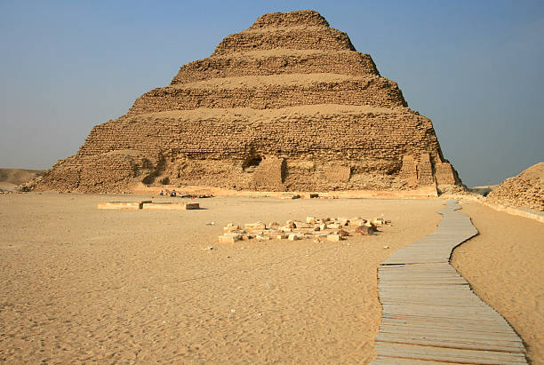 pirâmide de zoser em saqqara, egipto - the step pyramid of zoser imagens e fotografias de stock