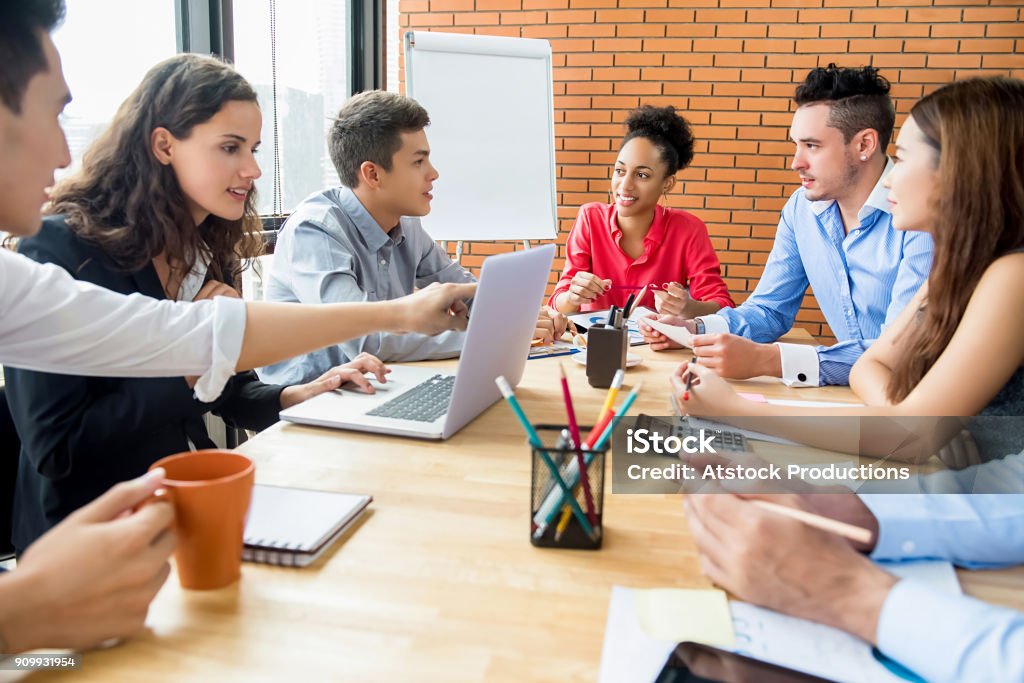 Grupo de equipe de negócios multiétnico de brainstorming e discutindo o projeto na sala de reuniões - Foto de stock de Colorido royalty-free