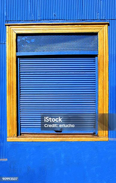 青色のウィンドウ - ロールシャッターのストックフォトや画像を多数ご用意 - ロールシャッター, 青, 黄色