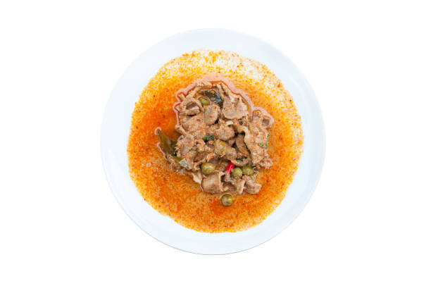 curry rouge de porc et lait de coco (panaeng) sur plat blanc isolé sur fond blanc - panang curry photos et images de collection