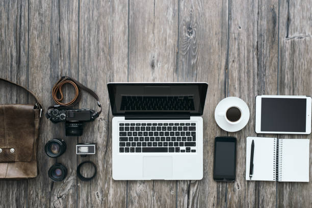 istock Hipster freelance photographer 909946402
