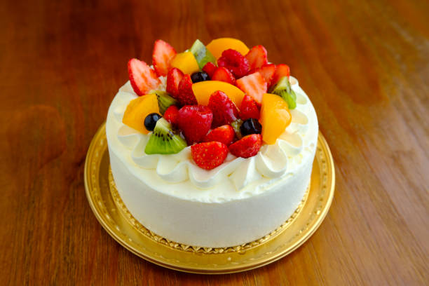 istock Cake with exotic fruits over wooden background 909947304