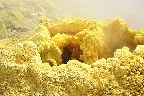 soufre volcan bouche - sulphur photos et images de collection