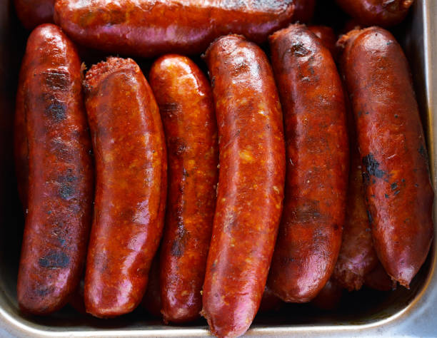 колбаса чоризо, приготовленная на барбекю - chorizo стоковые фото и изображения