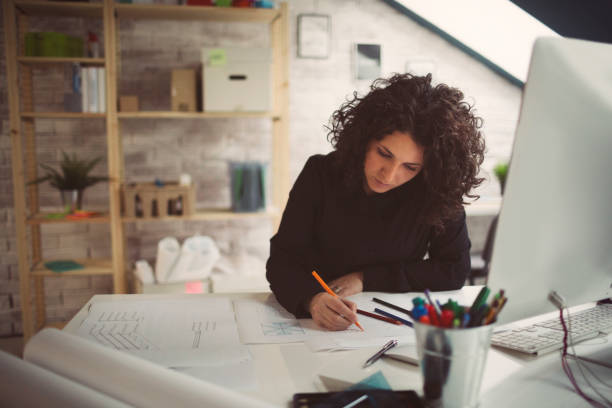 arquitecto femenino en el trabajo - 7585 fotografías e imágenes de stock