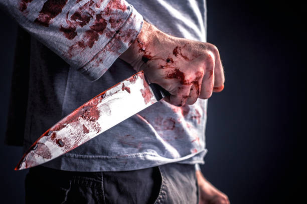 검은 배경에 피 묻은 칼을 들고 있는 살인자의 중간 부분 - murderer 뉴스 사진 이미지