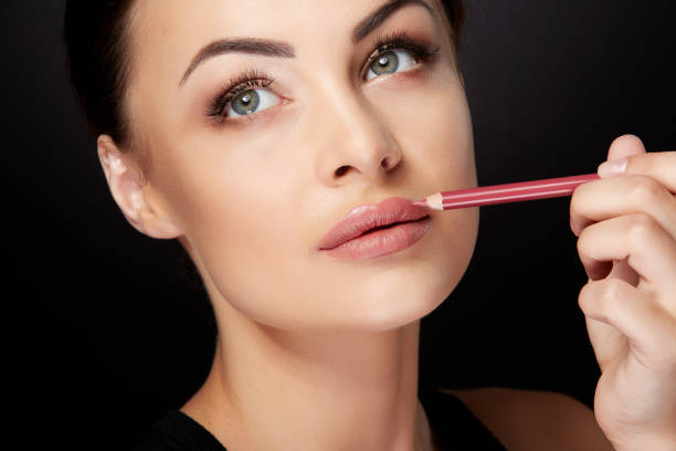 modell malerei lippen mit roten lippenkonturenstift - eyeliner single line human eye sketching stock-fotos und bilder