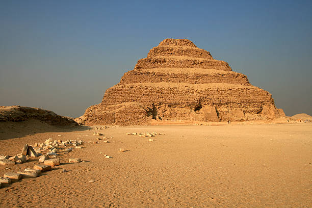 piramide a gradoni di zoser in saqqara, egitto - saqqara foto e immagini stock