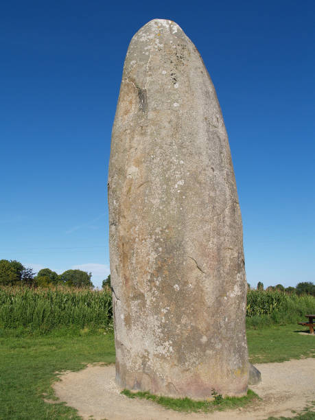pietra in piedi di dol-de-bretagne - obelisco foto e immagini stock
