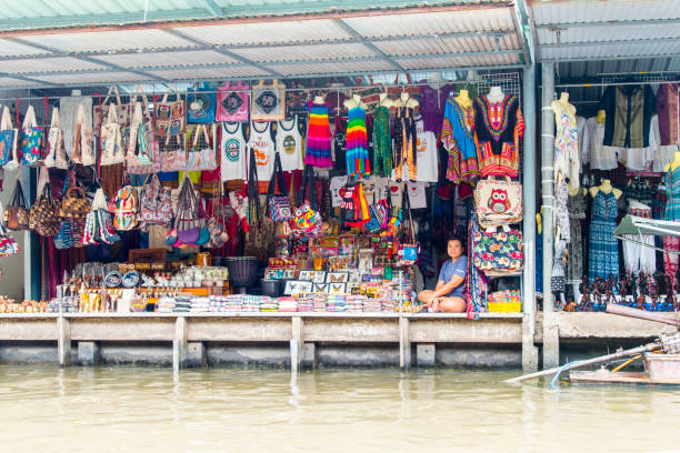 schwimmender markt, bangkok, thailand - indigenous culture famous place thailand bangkok stock-fotos und bilder