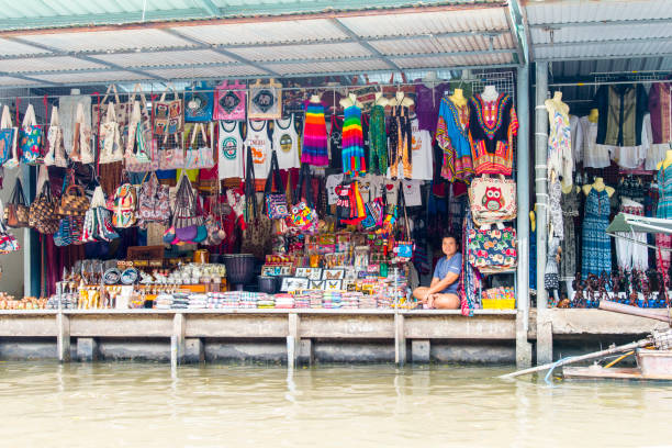 mercado flutuante, bangcoc, tailândia - indigenous culture famous place thailand bangkok - fotografias e filmes do acervo