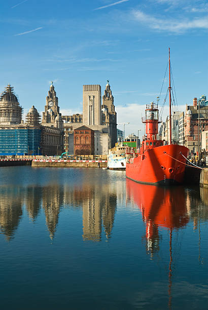 liverpool dock reflexion - liverpool england pierhead famous place stock-fotos und bilder