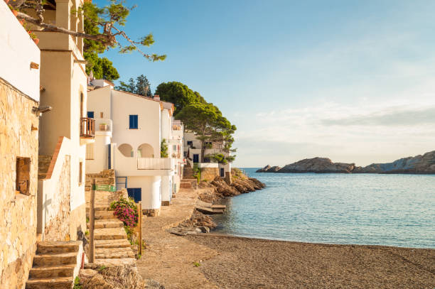 idilliaco villaggio di pescatori di sa tuna - costa brava - mar mediterraneo foto e immagini stock