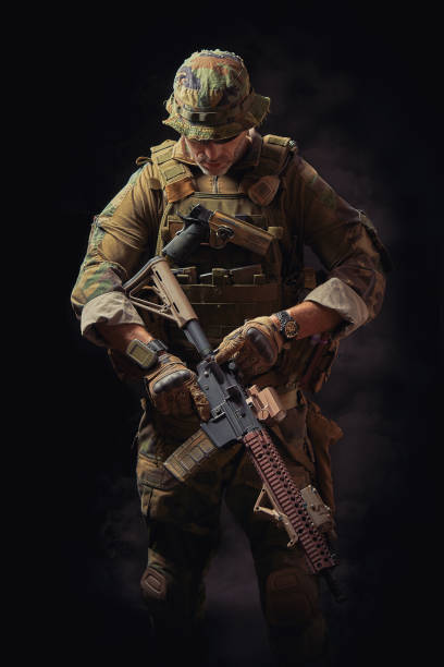 soldat des forces spéciales vérifie la carabine sur un fond noir - black ops photos et images de collection