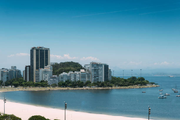 リオ ・ デ ・ ジャネイロ、ブラジルのフラメンゴ地区 - rio de janeiro guanabara bay residential structure urca ストックフォトと画像