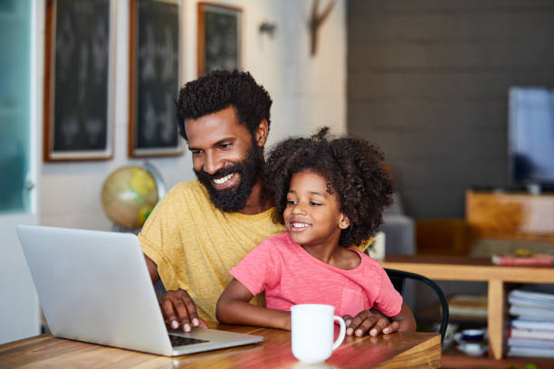 mi chiedo cosa succederà dopo nello show? - computer child family laptop foto e immagini stock