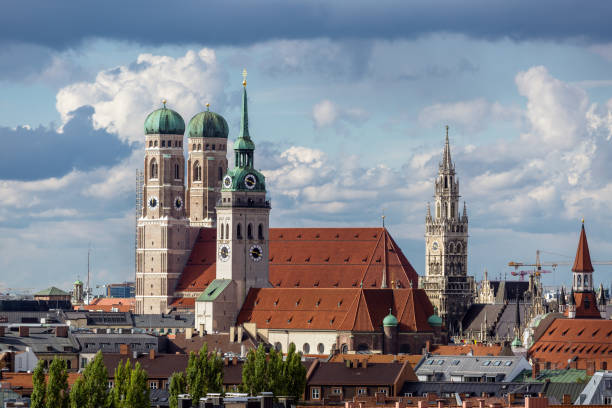 katedra frauenkirche w monachium, niemcy w piękny letni dzień - famous place germany town summer zdjęcia i obrazy z banku zdjęć
