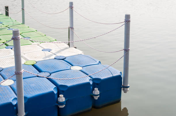 ponton z tworzywa sztucznego z ogrodzeniem linowym. - floating on water pier tranquil scene water zdjęcia i obrazy z banku zdjęć
