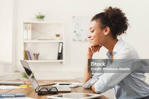 Mujer De Negocios Feliz Trabajando En Equipo Portátil En La Oficina Foto de stock y más banco de imágenes de Beneficios laborales