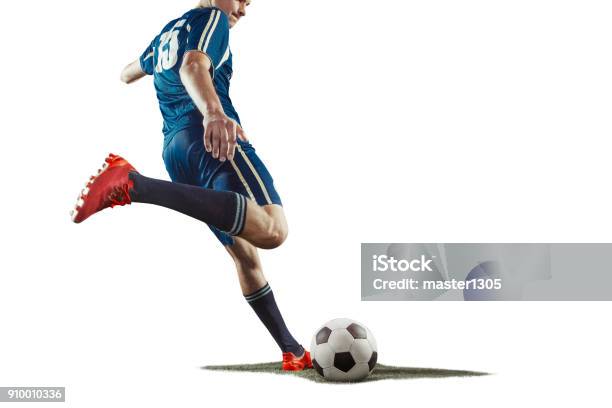 Foto de Um Homem De Jogador De Futebol Caucasiano Isolado No Fundo Branco e mais fotos de stock de Futebol