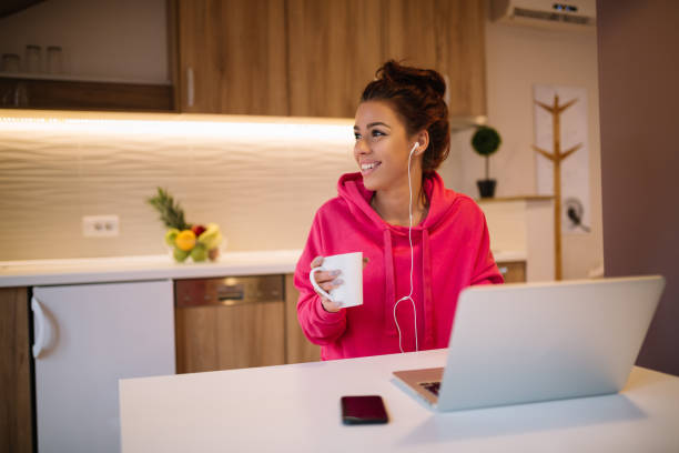 istock Pretty girl working from home. Home office concept. 910011444