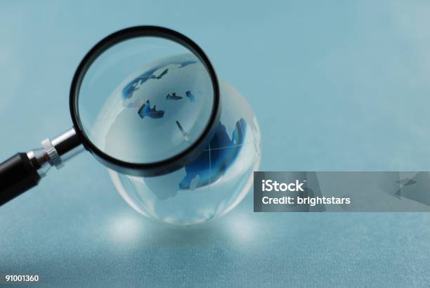 Szkło Globe - zdjęcia stockowe i więcej obrazów Lupa - Sprzęt optyczny - Lupa - Sprzęt optyczny, Globus - Wyposażenie do nawigacji, Mapa świata