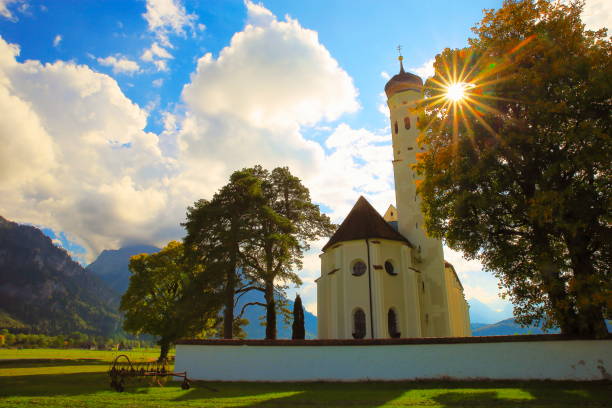 идиллическая церковь святого коломана и баварские альпы осенью - fussen - германия - st colomans church стоковые фото и изображения