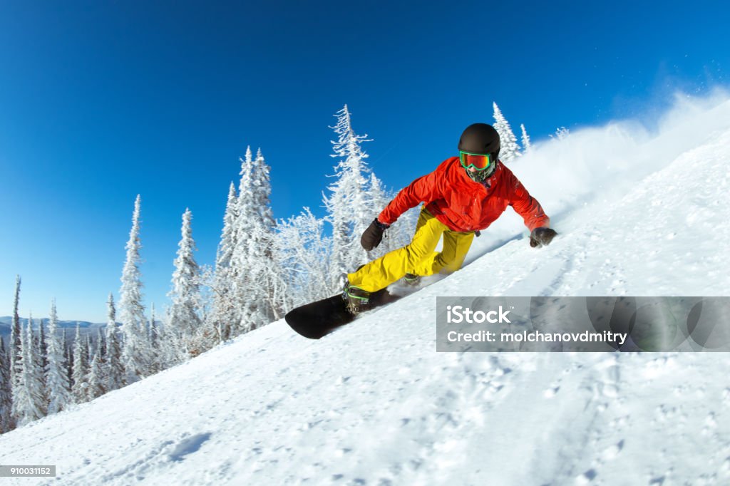 Muito rápido snowboarder desliza na pista de esqui - Foto de stock de Snowboarding royalty-free