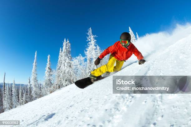 Foto de Muito Rápido Snowboarder Desliza Na Pista De Esqui e mais fotos de stock de Snowboarding - Snowboarding, Esqui - Esqui e snowboard, Prancha de snowboard