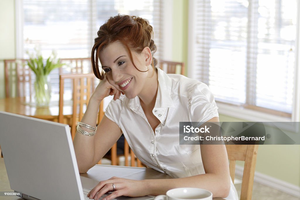 Mulher sorridente com laptop - Foto de stock de 20-24 Anos royalty-free