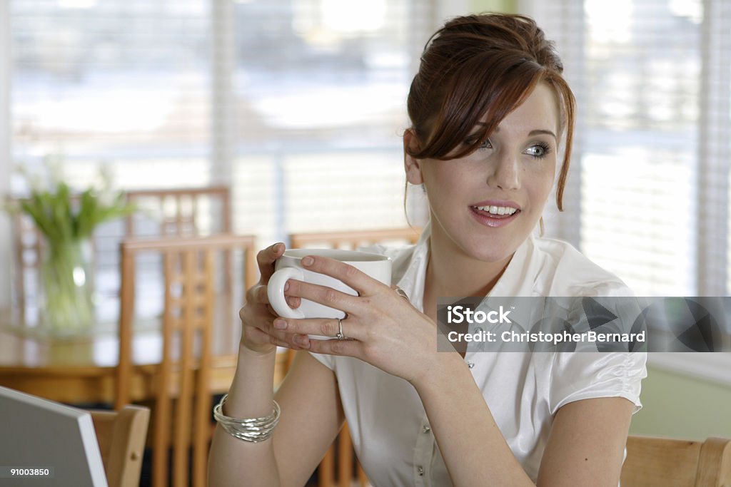Kaffee trinkende Frau - Lizenzfrei Heißgetränk-Gefäß Stock-Foto