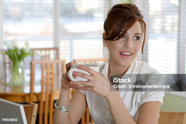 Kaffee Trinkende Frau Stockfoto und mehr Bilder von Heißgetränk-Gefäß - Heißgetränk-Gefäß, Küche, Tulpe