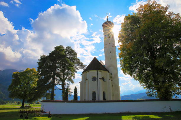 igreja st. coloman idílica e alpes bávaros no outono – fussen e allgau - alemanha - st colomans church - fotografias e filmes do acervo