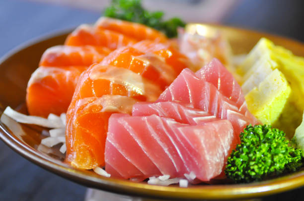 la caballa cruda y salmón crudo - sashimi fotografías e imágenes de stock