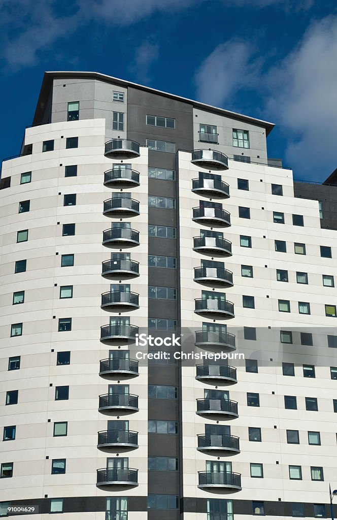 Bloco de apartamentos modernos - Foto de stock de Apartamento royalty-free