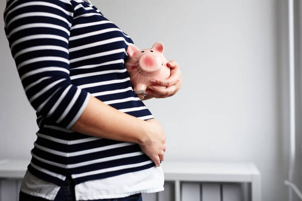 zwangere vrouw met spaarvarken - pregnant count stockfoto's en -beelden