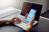 man-meldet-sich-zum-banking-mit-ihrem-mobiltelefon.jpg?b=1&s=170x170&k=20&c=SHYz5HGR0HSOCSeyaKW3xbO_CWzL5yoh9De5S9lIdS4=