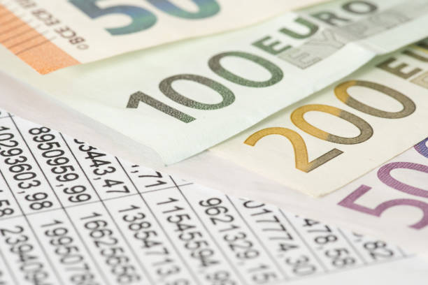 таблица и евро банкноты - global financial crisis фотографии стоковые фото и изображения
