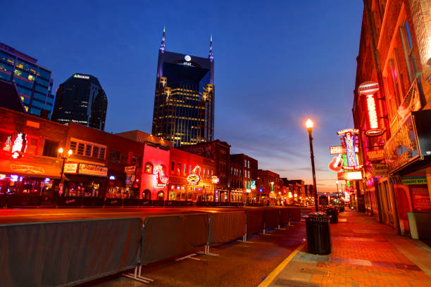 broadway en el centro de nashville, tennessee - nashville tennessee downtown district city fotografías e imágenes de stock